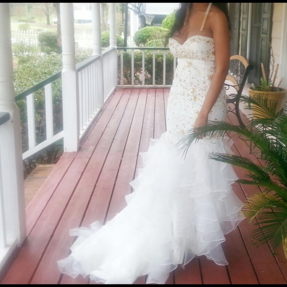 Elegant gown,great use for a prom or wedding dress - Picture 1 of 4