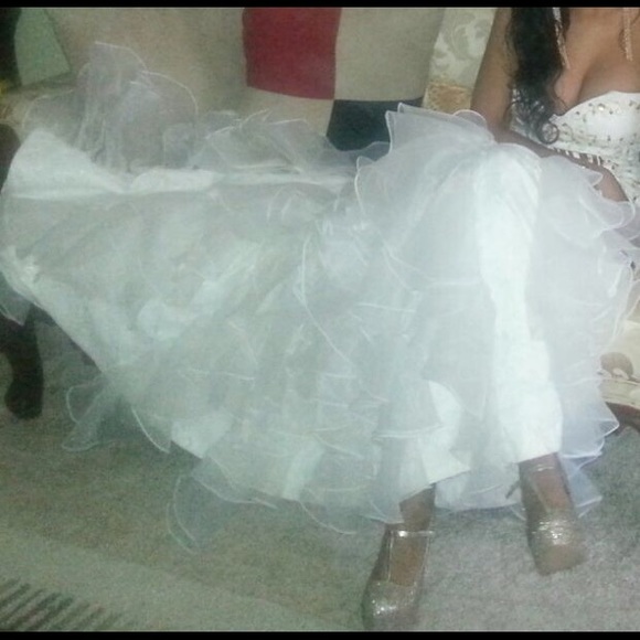 Elegant gown,great use for a prom or wedding dress - Picture 3 of 4