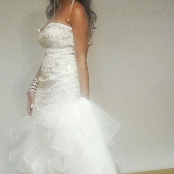 Elegant gown,great use for a prom or wedding dress - Picture 4 of 4