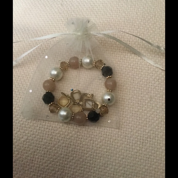 Pearl bracelet and earrings set. - Picture 2 of 2