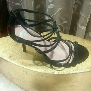 Black strap heals with zipper back