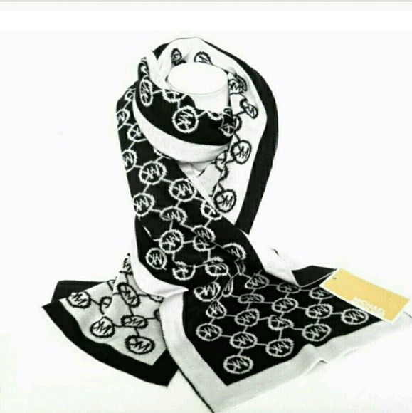 🚨REMOVING🚨💯Michael Kors BOX SET scarf & hat - Picture 2 of 4