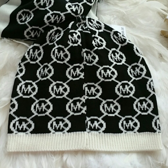 🚨REMOVING🚨💯Michael Kors BOX SET scarf & hat - Picture 4 of 4