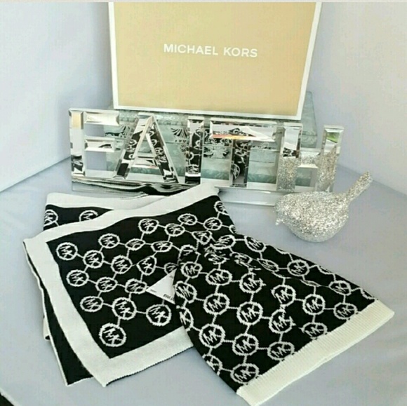 🚨REMOVING🚨💯Michael Kors BOX SET scarf & hat - Picture 3 of 4