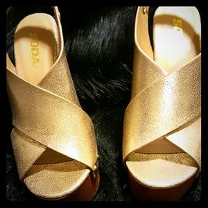 Gold wedges