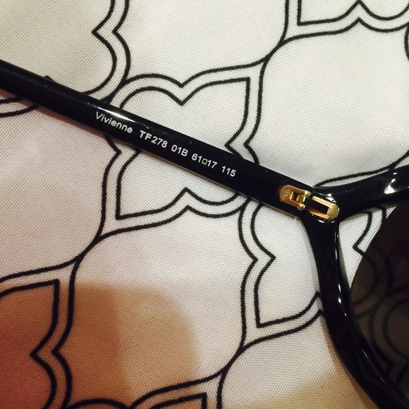 Vivianne Tom Ford Black V Sunnies - Picture 2 of 4