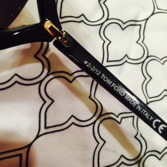 Vivianne Tom Ford Black V Sunnies - Picture 3 of 4