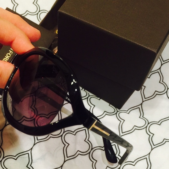 Vivianne Tom Ford Black V Sunnies - Picture 4 of 4