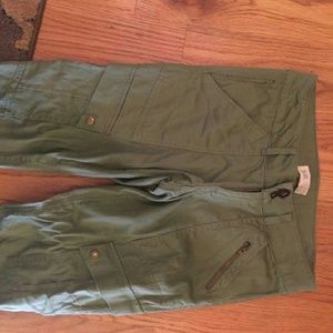 Green military skinny pant. With pockets