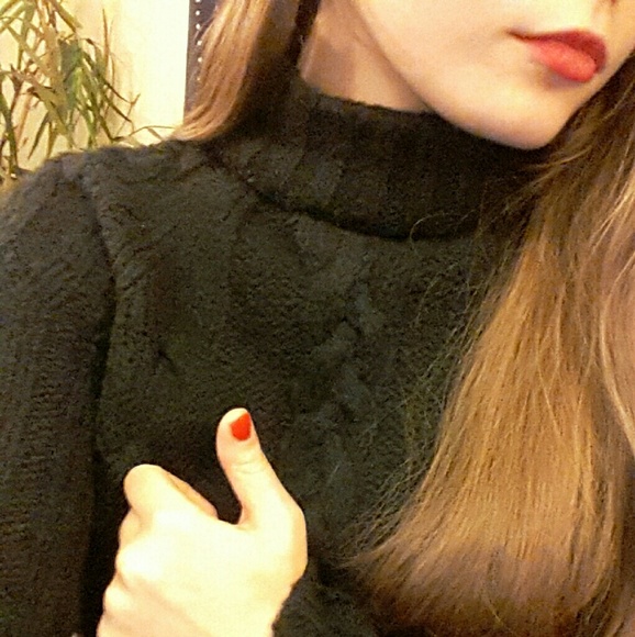 Bell sleeve turtle neck chunky sweater. EUC.