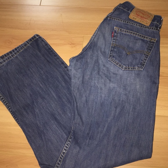 Men's Levis jeans 30/32 slim straight.