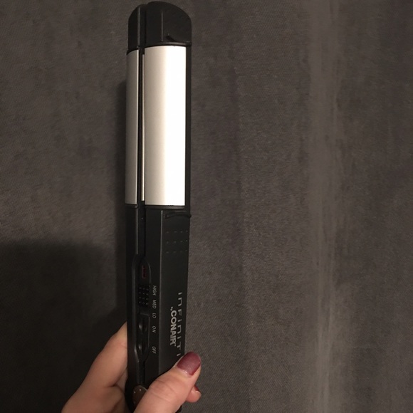 Conair straightener/ curling iron.