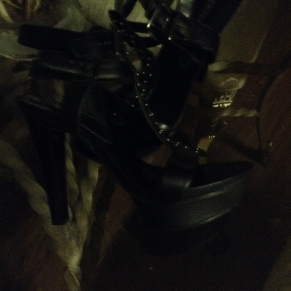 Shoes - Picture 2 of 4