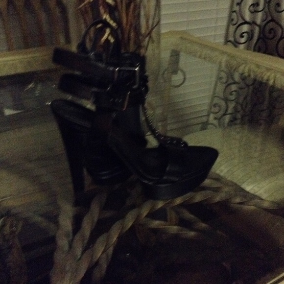 Shoes - Picture 3 of 4