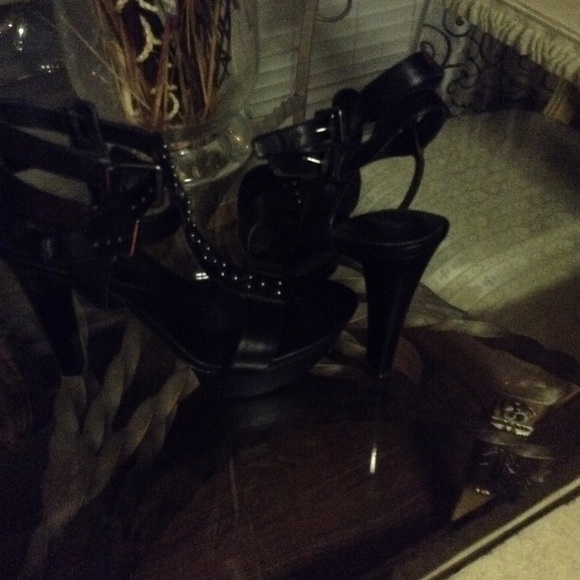 Shoes - Picture 4 of 4
