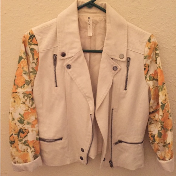 MURAL floral sleeved jacket!