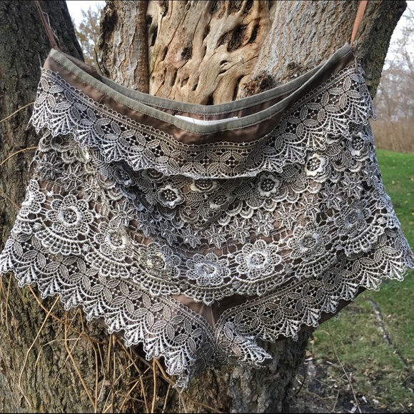 Sαиs Sℴ υcι •• high-rise silky lace shorts - Picture 2 of 4