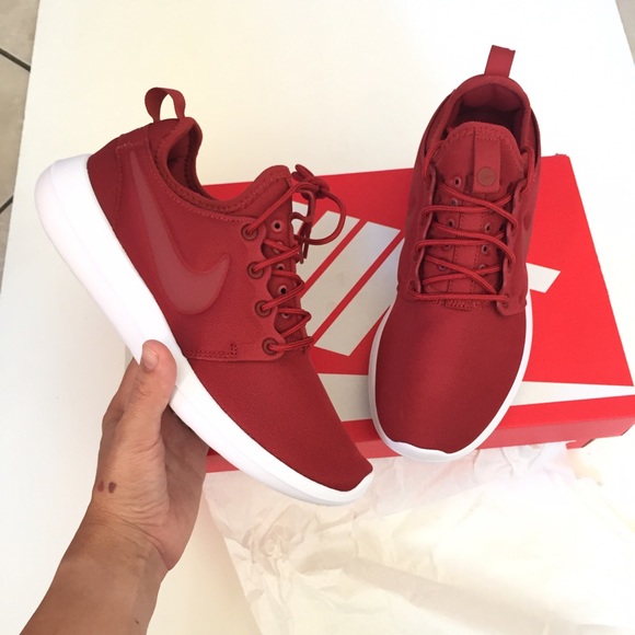 Nike Shoes - NIKE authentic Roshe two shoes Sz 7.5 new