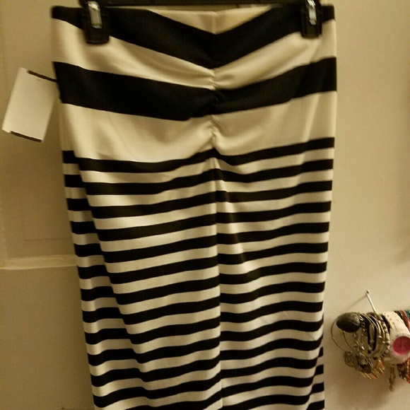 Rear roushing pencil skirt - Picture 2 of 2