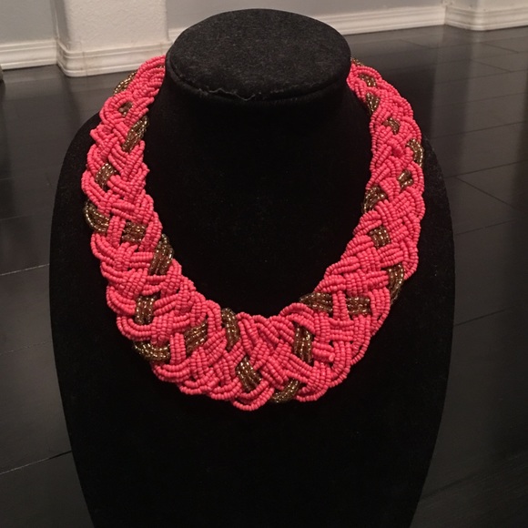Jewelry - ⭐️OPEN TO OFFERS⭐️Coral & gold beaded necklace