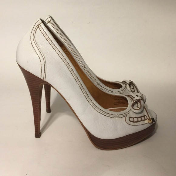 Cutesy peep 👀 toes! - Picture 2 of 4