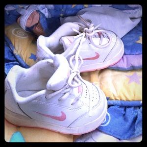 Nike toddler size 4cw white/pink shoes gently used