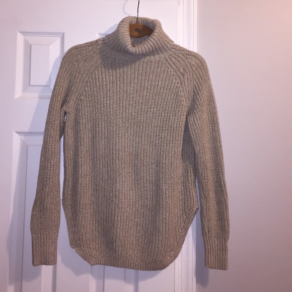 Gorgeous tan turtle neck🌼