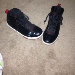 Black and red nike Jordan'