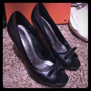 White House Black Market Pump