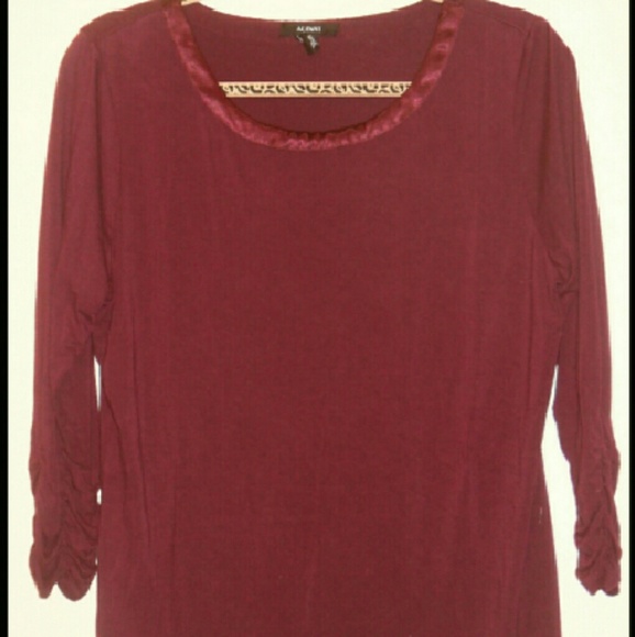 Very cute burgandy Alfani top. Size Large