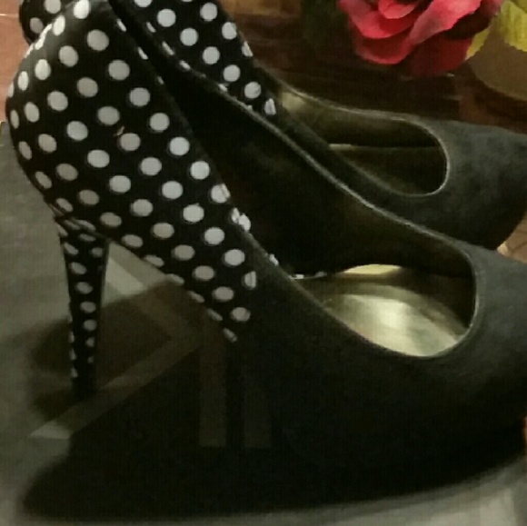 Black pumps and kim kardashian jeans