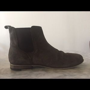 UO Chelsea Boot in brown. Size 10.