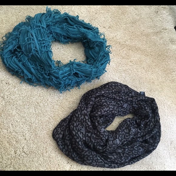 2 infinity scarves
