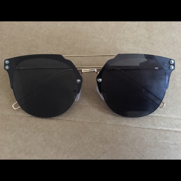 Accessories - 🆕 BRAND NEW trendy sunglasses! Unique design, OS