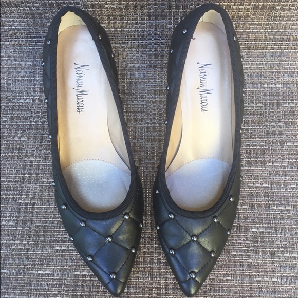 Neiman Marcus Shoes - 🎉HOST PICK🎉Neiman Marcus Black Leather Pumps