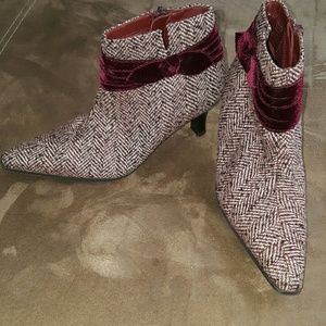 Predictions Burgundy Tweed Booties Sz 6