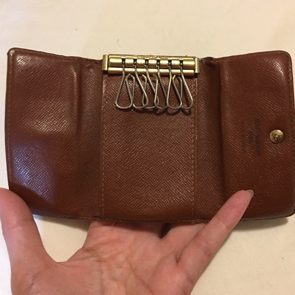 SOLD!!! Preowned Louis Vuitton 6 key holder