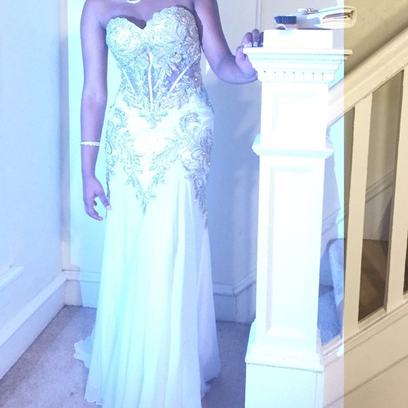 Elegant white dress with gold detail! Worn once - Picture 2 of 4