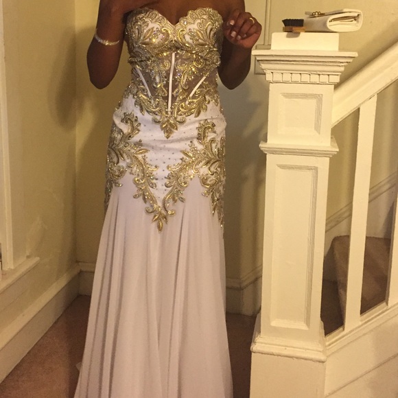 Elegant white dress with gold detail! Worn once - Picture 4 of 4