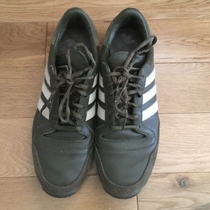 Adidas green/kaki leather tennis shoes