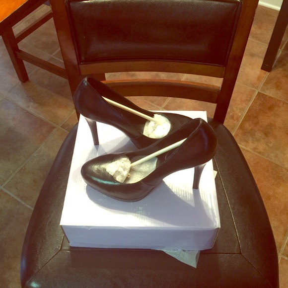 Never worn. New in box👠🎉🎁🎊
