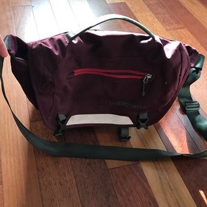 Patagonia mini mass messenger bag