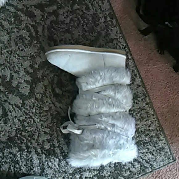 Size 8 Just Fab Eskimo looking boots only wore 2 - Picture 2 of 2