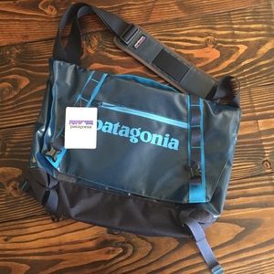 NWT Patagonia Black Hole Messenger