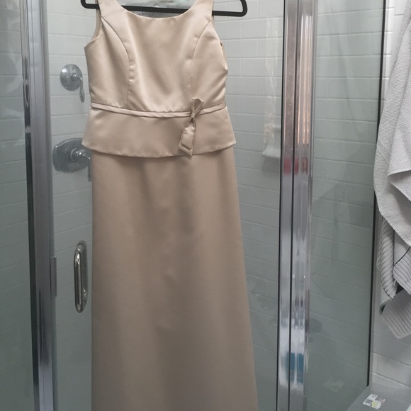 Classic sleeveless gown with matching stole.