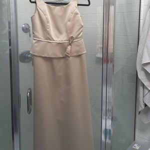 Classic sleeveless gown with matching stole.