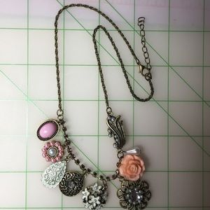 🎄 Pretty charm necklace. 🎄