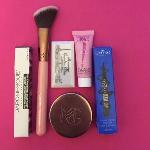 6 piece High End makeup bundle with makeup bag
