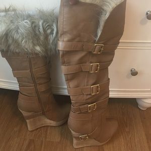 Women boots with fur inside