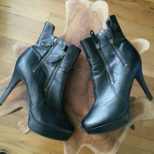 Zipper accent booties